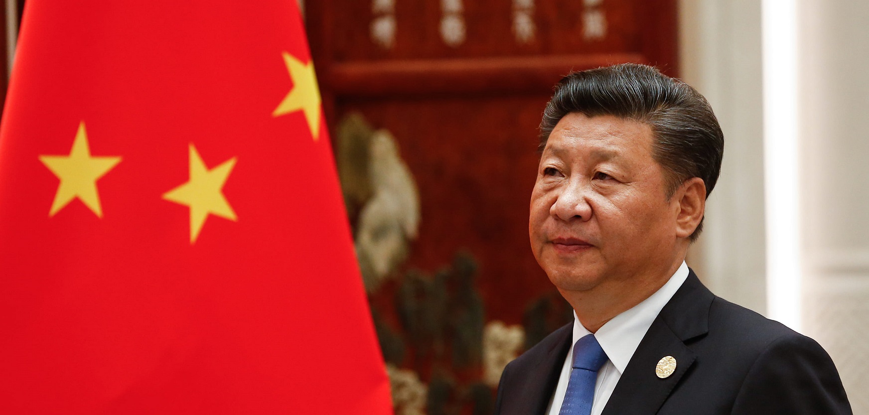 El presidente de China, Xi Jinping, con la bandera china.